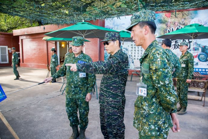 丘副總長聽取北高守備大隊任務簡報。（軍聞社記者莊家宏攝）