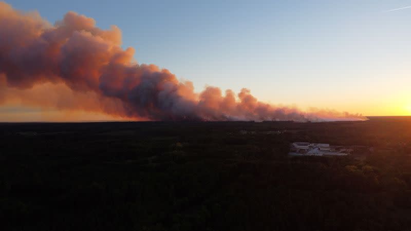 Una vista muestra el humo de los incendios forestales de Gironda desde Landiras, Francia