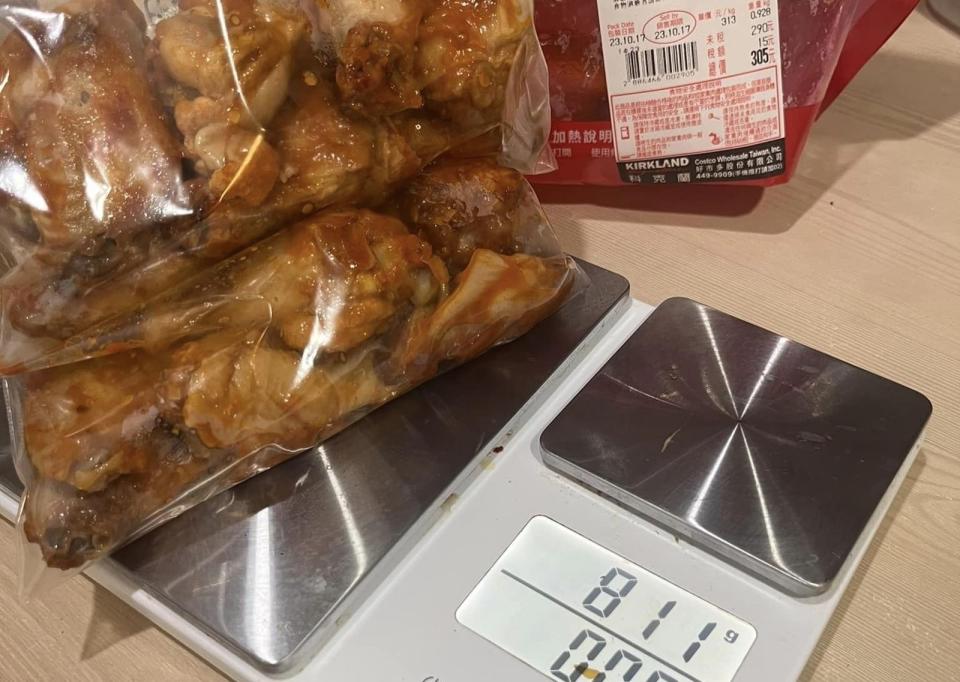 有位網友在臉書社團po文，指自己買了一包美式辣雞翅，分裝後一秤重量，竟與標籤上的不符合。（翻攝自Costco好市多 商品經驗老實說）