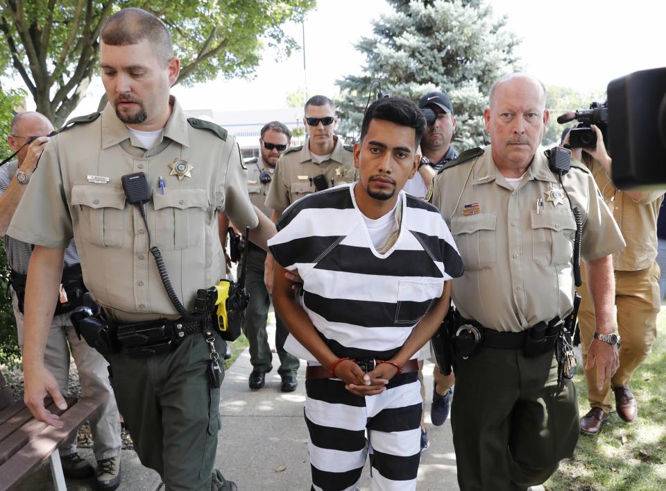 <p>Cristhian Bahena Rivera wird von Polizisten in das Poweshiek County Courthouse in Montezuma im US-Bundesstaat Iowa gebracht. Dem Mexikaner wird der Mord an der 20 Jahre alten Studentin Mollie Tibbetts angelastet, die am 18. Juli in Brooklyn, Iowa, verschwunden war. (Bild: AP Photo/Charlie Neibergall) </p>