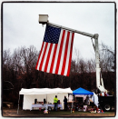 Una bandera de EEUU colocada en el lugar temporalmente, 10:50 a.m., Newtown, Connecticut. (Dylan Stableford/Yahoo! News)