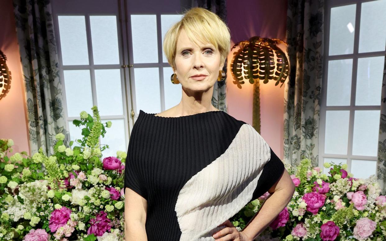 Klare Halting, klarer Blick: Cynthia Nixon (im Juni 2023, beim Shooting zu "And Just Like That ... It's Been 25 Years, A Sex And The City Experience"). (Bild: 2023 Getty Images/Cindy Ord)