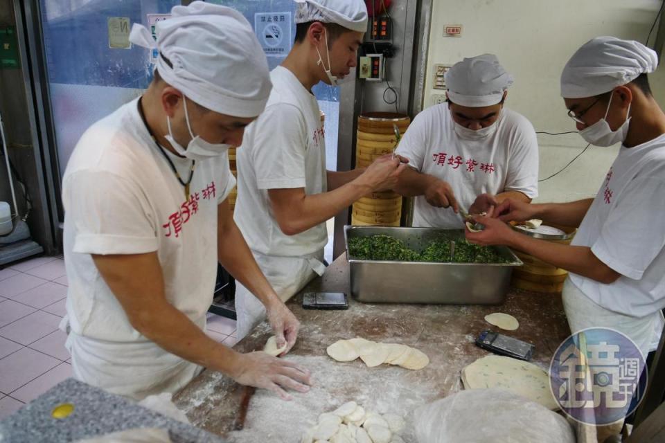 蒸餃都是手工擀皮、現包現蒸，口味相當新鮮。