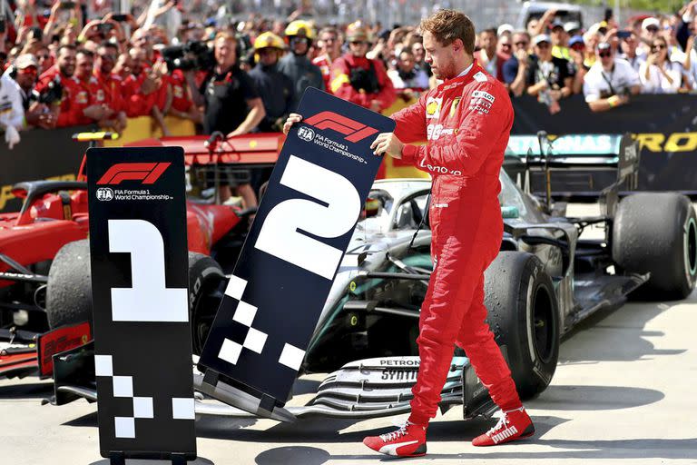MONTREAL, QUEBEC - 09 de junio: el segundo clasificado, Sebastian Vettel de Alemania y Ferrari intercambia los tableros de números en el parque cerrado durante el Gran Premio de F1 de Canadá en el Circuito Gilles Villeneuve el 09 de junio de 2019.