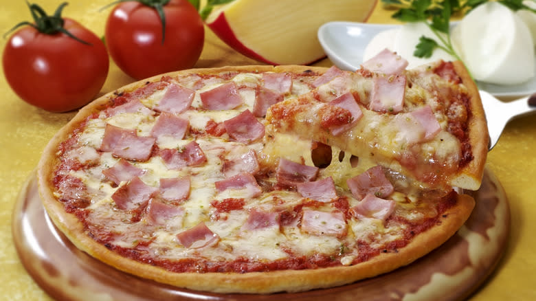 ham on pizza 