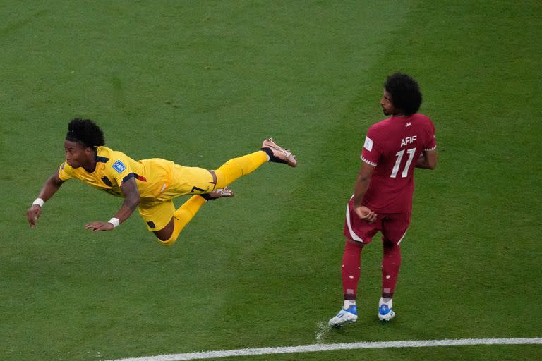 Una escena acrobática del primer partido de Qatar 2022, entre el equipo local, que terminó último, y Ecuador, dirigido por el argentino Gustavo Alfaro