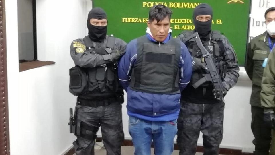 Acusado con policías