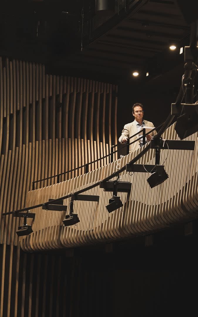 Leonardo García Alarcón, durante la prueba del sistema electroacústico Constellation, en su teatro La Cité Bleue