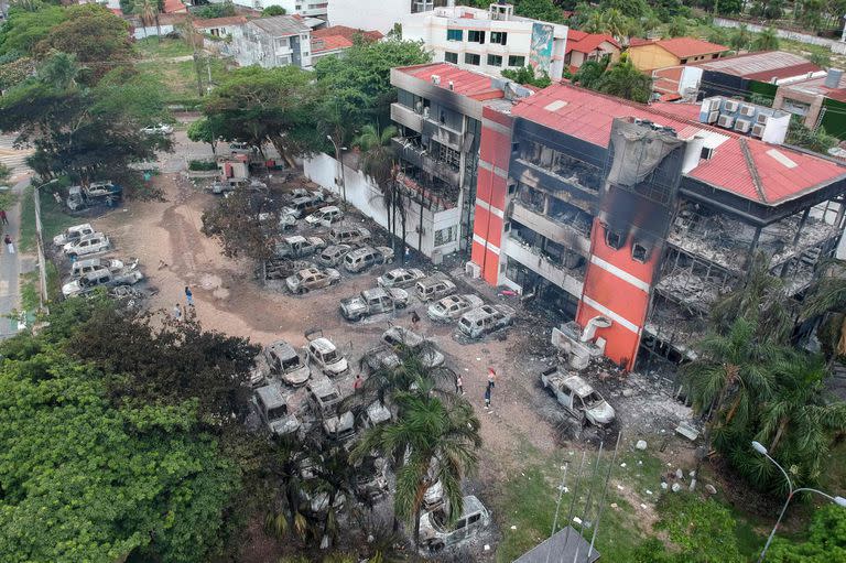 Vista aérea del edificio y estacionamiento de la Fiscalía Departamental de Santa Cruz luego de ser incendiados durante las protestas realizadas por simpatizantes de Luis Fernando Camacho, gobernador opositor de la región de Santa Cruz, luego de su arresto en Santa Cruz, Bolivia. (Rodrigo URZAGASTI / AFP)