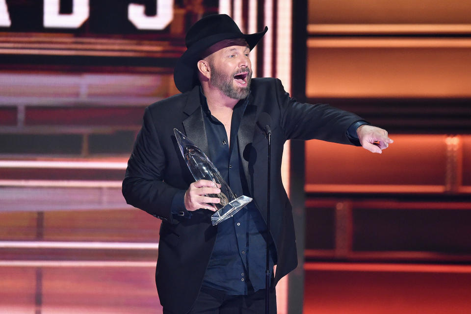 Garth Brooks Wins Entertainer of the Year — But Admits to Lip-Syncing Performance: 'The Voice Just Isn't There'
