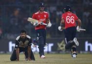 Cricket - England v New Zealand - World Twenty20 cricket tournament semi-final - New Delhi, India - 30/03/2016. New Zealand's Ish Sodhi (L) reacts as England's Joe Root (R) and Jason Roy take a run. REUTERS/Adnan Abidi