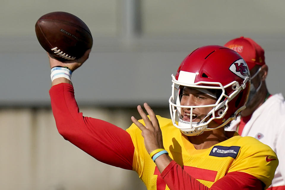 Patrick Mahomes passes during training camp.