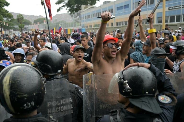 Opositores al gobierno del presidente venezolano Nicolás Maduro protestan en el barrio de Catia, en Caracas, el 29 de julio de 2024, un día después de las elecciones presidenciales venezolanas que dieron la reelección al gobernante, según controles oficiales. (YURI CORTEZ)