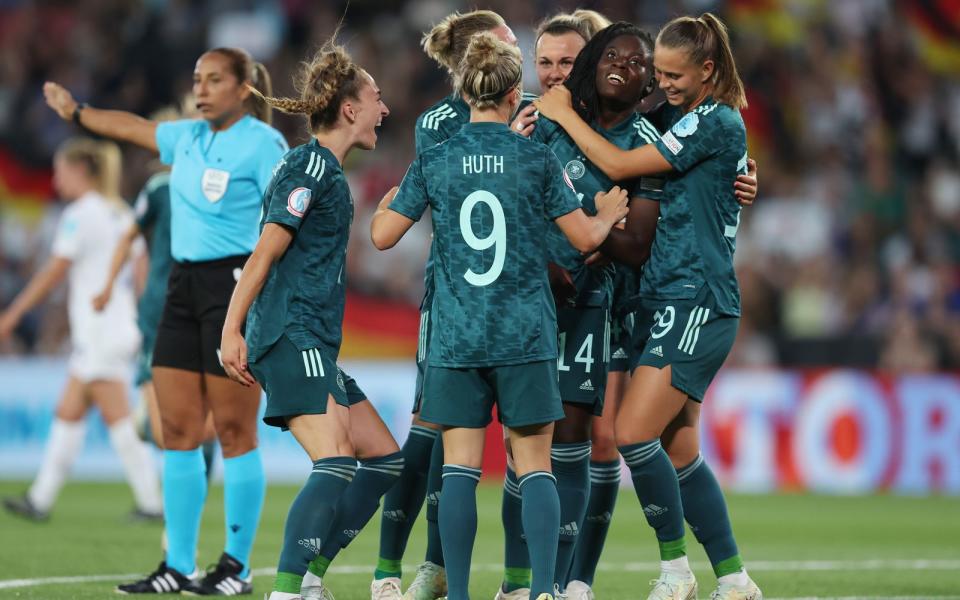 Die deutsche Frauenfußball-Nationalmannschaft steht im Viertelfinale der EM in England. Im Alltag führen Spielerinnen oft einen Kampf gegen Sexismus und Herabwürdigung. (Bild: Maja Hitij / Getty Images for DFB)