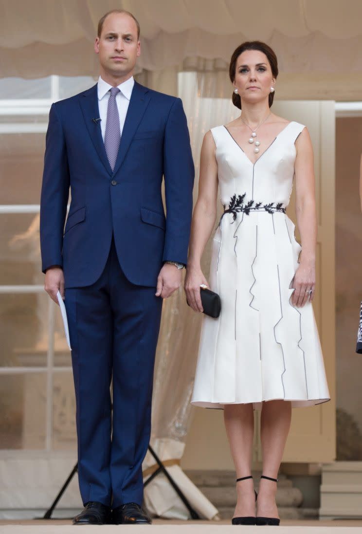 <p>Kates Cocktailkleid am ersten Tag ihres Besuchs in Polen stammt vom Label Gosia Baczyńska. Das Midikleid wurde mit klassischen schwarzen Heels von Gianvito Rossi und Perlenohrringen von Balenciaga kombiniert. (Bild: PA) </p>