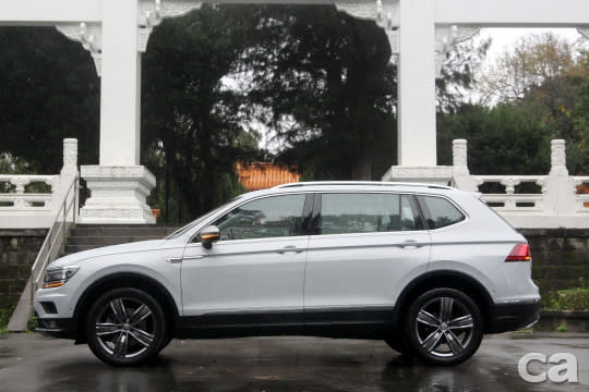 為了增加一排座椅，Tiguan Allspace在車長與軸距都有所增加，但尺寸依然屬中型SUV，對國內用車環境而言仍相當適合。