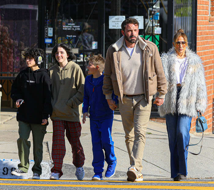Jennifer Lopez y Ben Affleck con sus respectivos hijos
