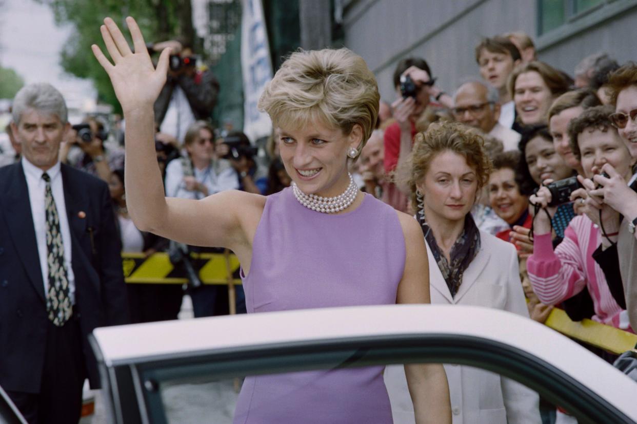 Diana, Princess of Wales, waves to the public as she leaves the Victor Chang Cardiac Research Institute in Sydney on November 1, 1996. Diana is in Sydney on a four-day private visit and to attend various fund raising functions. / AFP PHOTO / Torsten BLACKWOOD        (Photo credit should read TORSTEN BLACKWOOD/AFP via Getty Images)