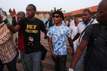 Nigerian pop star Wizkid arrives at the airport, for a concert at a football stadium, in Bamako, Mali, November 13, 2015. REUTERS/Joe Penney