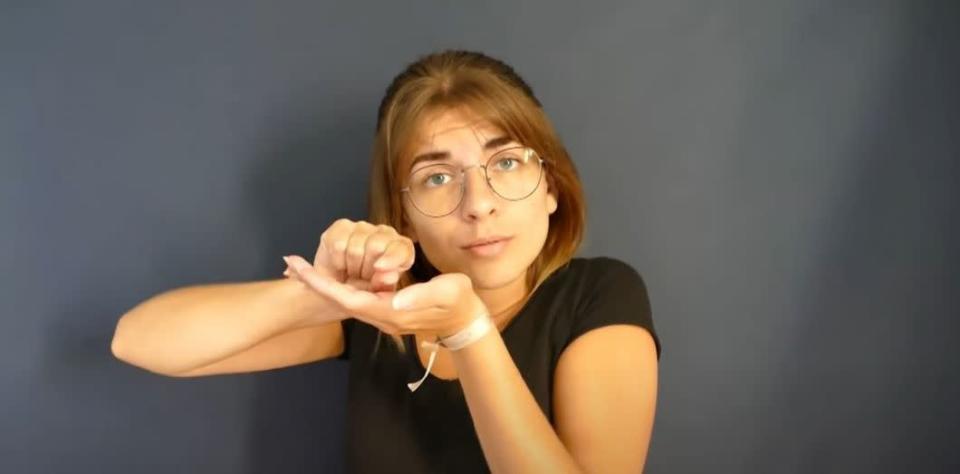 With her YouTube channel, MélanieDeaf wants to participate in the visibility of deaf people, their culture and deaf identity.  |  Screenshot of MelanieDeaf via YouTube