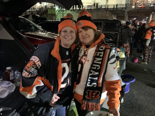 Businesses, Bengals fans look forward to Sunday's playoff game