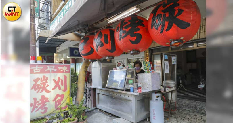 走近攤位便會聞到陣陣烤肉香。（圖／林士傑攝）