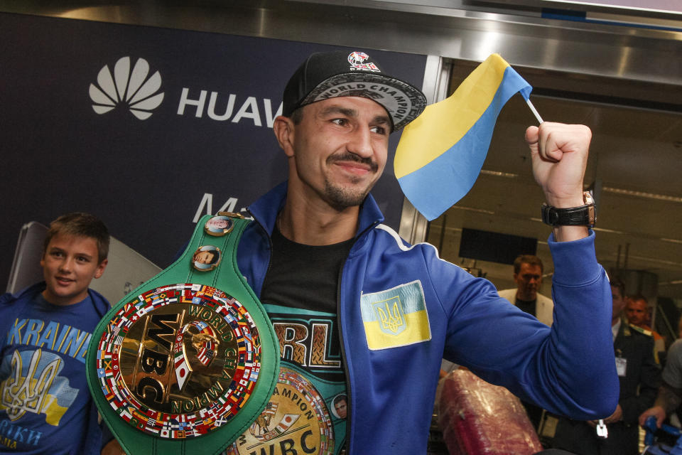 Ucrania saluda a un boxeador de peso welter ligero profesional, el actual campeón de peso welter ligero del WBC, Victor Postol, en el Aeropuerto Internacional de Boryspil en Kiev, 6 de octubre de 2015. Viktor Postol noqueó al argentino Matthysse en la décima ronda por el cinturón vacante de peso welter ligero del WBC en el StubHub Center en Carson, CA el 3 de octubre de 2015 y se ubicó entre los veinte mejores boxeadores del mundo.  (Foto de Sergii Kharchenko/NurPhoto) (Foto de NurPhoto/NurPhoto a través de Getty Images)