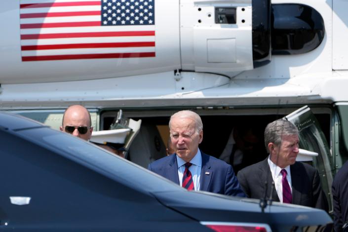 Le président Joe Biden arrive à Fort Liberty, Caroline du Nord, le vendredi 9 juin 2023, avec le gouverneur de Caroline du Nord, Roy Cooper, à droite.
