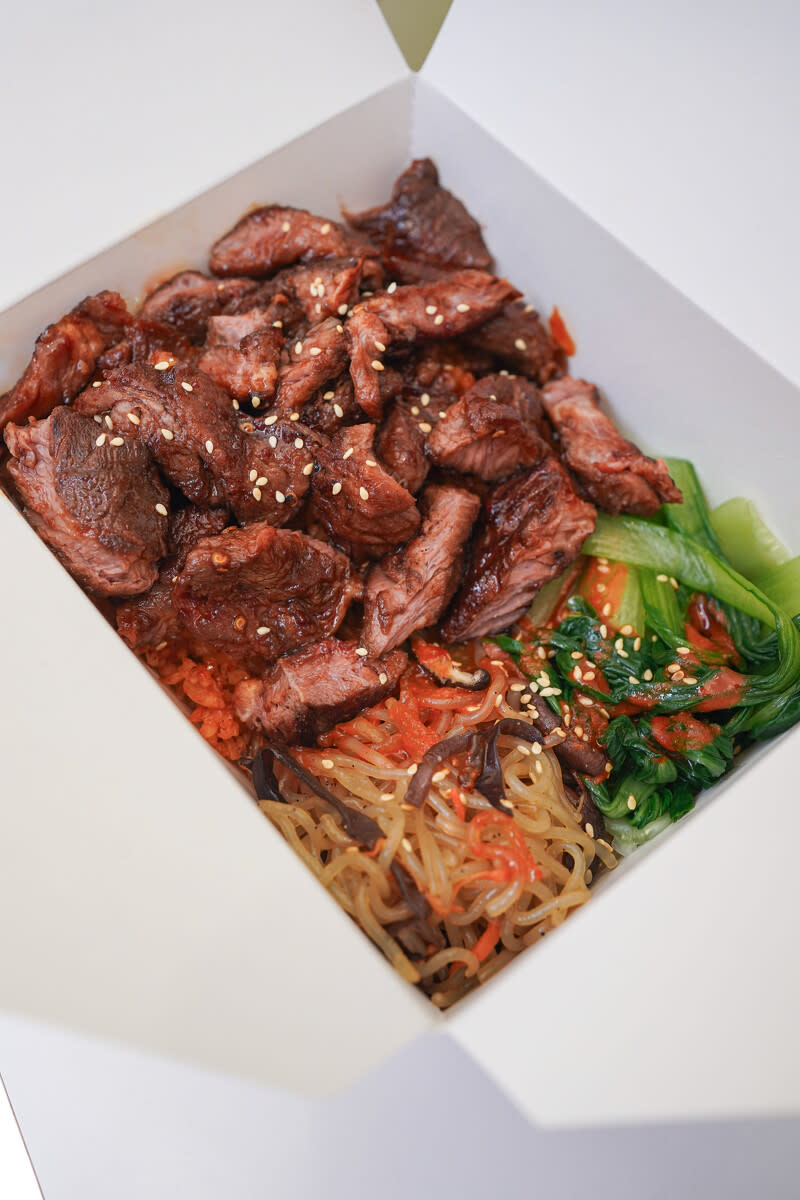 「OMO炸雞」菜單除了招牌必點的炸雞外，更首度與隱身在新竹東門市場，人氣美食餐廳《硬派主廚》推出聯名餐點