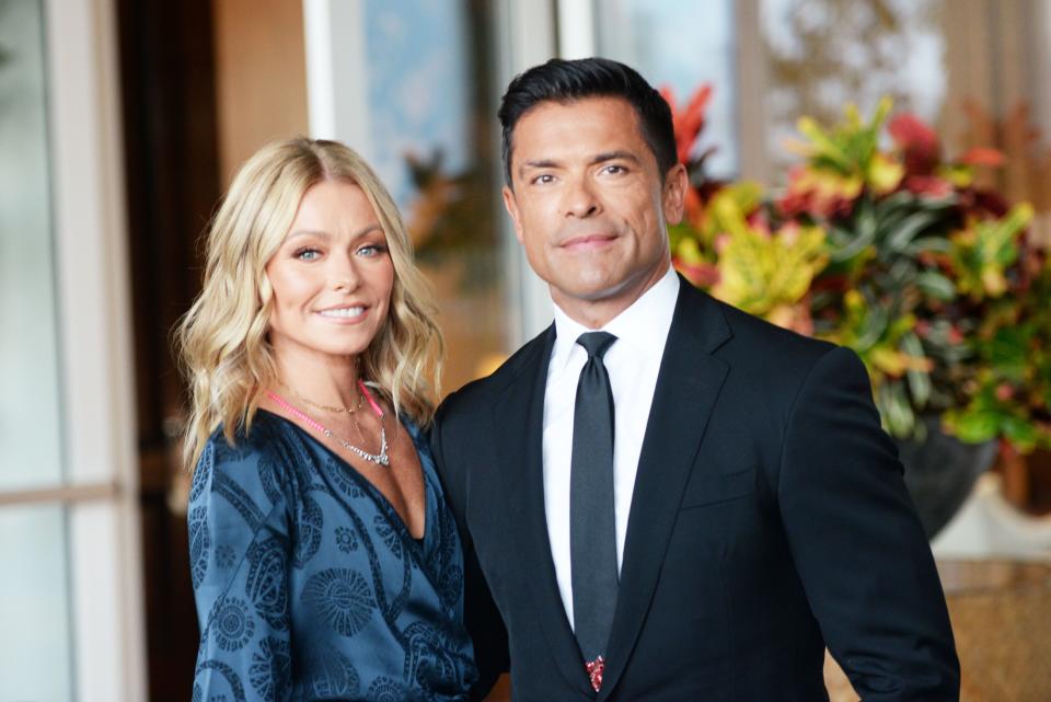 You've heard of crisis actors? Well, Kelly Ripa and Mark Consuelos hired Christmas card actors.
