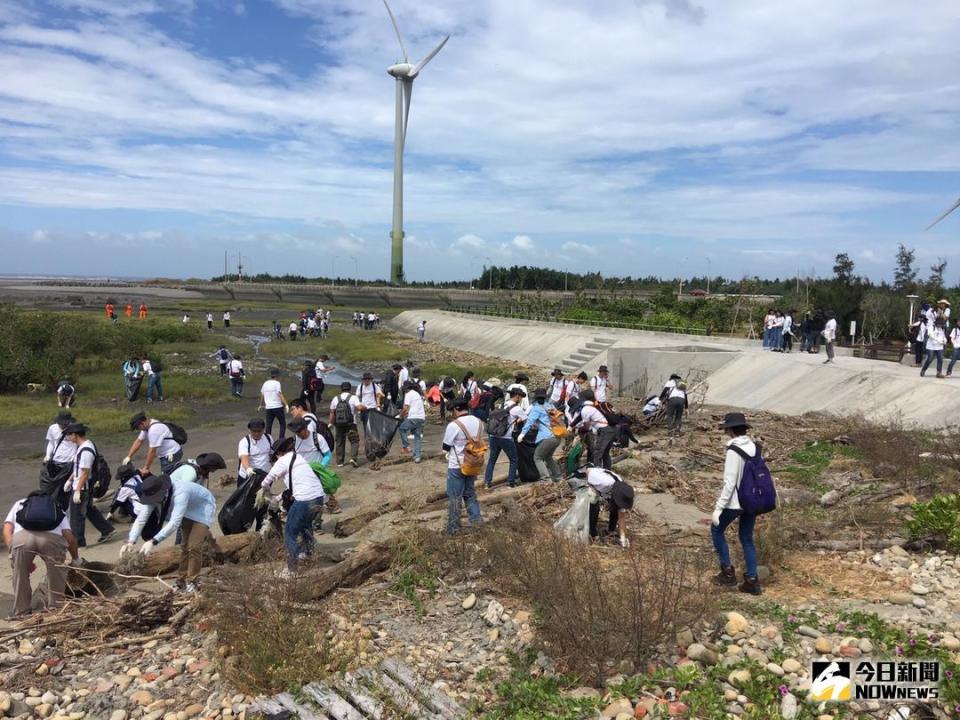 ▲海巡署第三岸巡總隊與海湧公司、台灣高鐵公司在龜殼生態公園舉辦環境教育淨灘活動。（圖／記者陳應交攝 ）