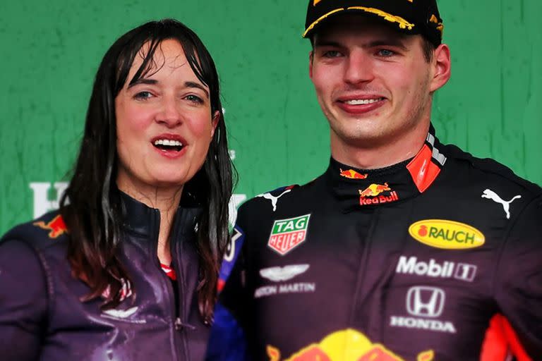 Hannah Schmitz, junto con Max Verstappen; la ingeniera británica de Red Bull Racing, rival de Rosie Wait en la temporada 2023 de la Fórmula 1