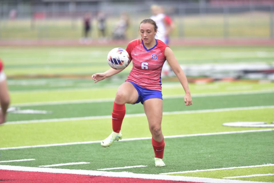 Taylor Helton de St. Clair acorrala el balón durante la derrota de los Saints por 3-0 ante Linden en una final regional de la División 2 en Linden High School el jueves.