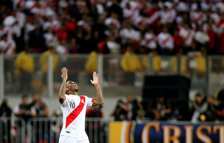 Fútbol - Perú vs Nueva Zelanda - Repechaje clasificatorio al Mundial Rusia 2018 - Estadio Nacional de Lima, Perú - 15 de noviembre, 2017. Jefferson Farfán de Perú celebra después de anotar. REUTERS/Mariana Bazo