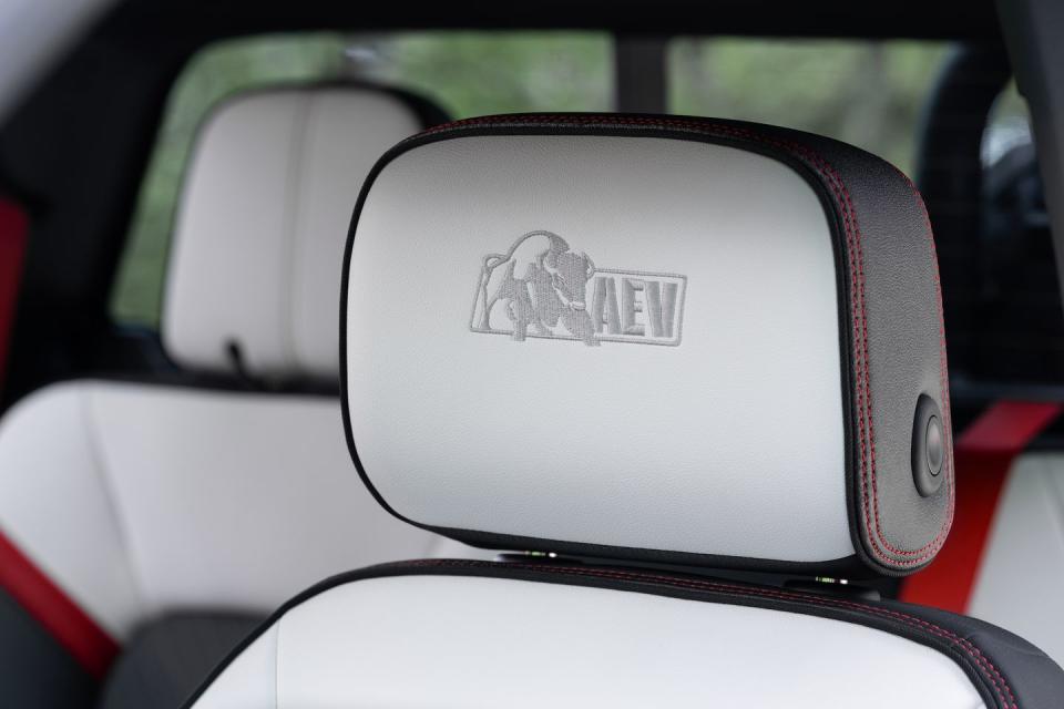 2024 gmc canyon at4x aev headrests