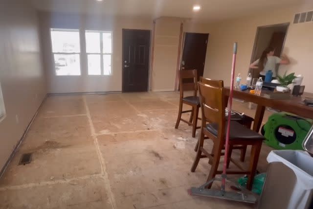 <p>Jana Duggar/YouTube</p> The open living room and kitchen area