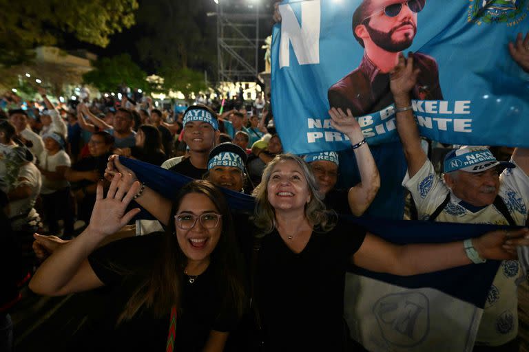 Los partidarios del presidente salvadoreño Nayib Bukele se reúnen frente al Palacio Nacional para celebrar su reelección durante las elecciones presidenciales y legislativas en San Salvador