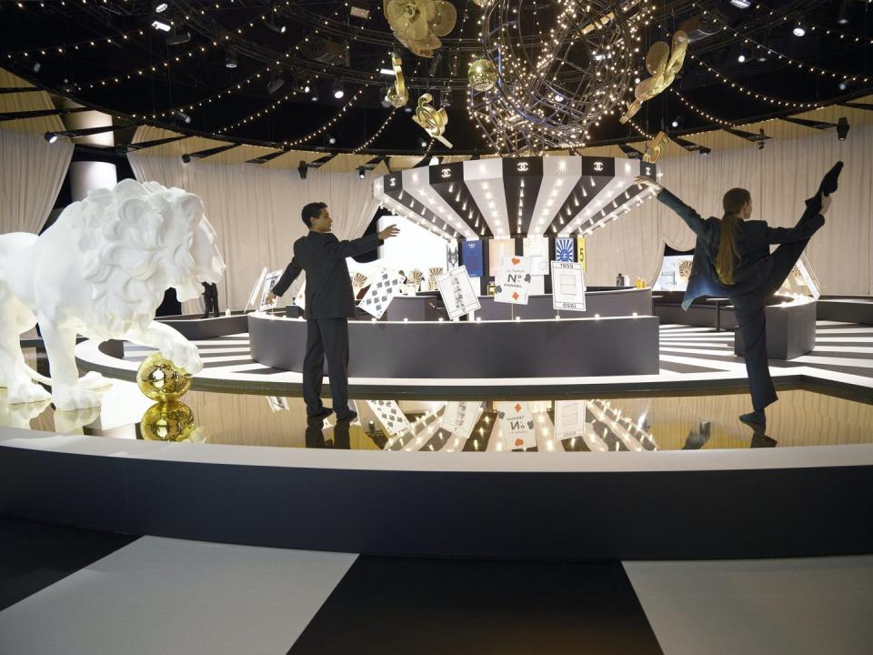 le grand numéro de chanel perfume exhibition in paris