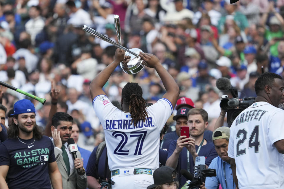 Vladimir Guerrero Jr., de los Azulejos de Toronto, ganó el Derby de Jonrones y sostiene en alto el trofeo que lo acredita como ganador, en el marco del Juego de Estrellas, en Seattle, el lunes 10 de julio de 2023. (AP Foto/Ted Warren)