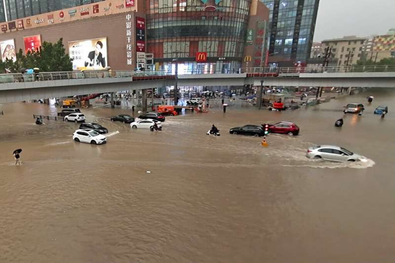 河南地區連日降下破紀錄豪雨，鄭州一帶災情尤為慘重。（美聯社）