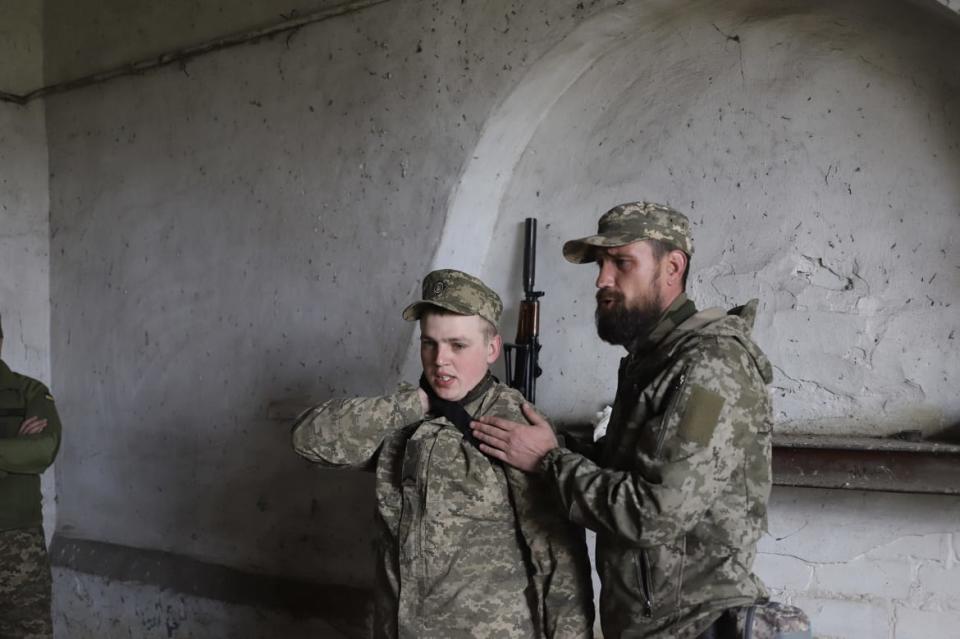 <div class="inline-image__caption"><p>A new recruit participates in a demonstration with a Ukrainian combat medic.</p></div> <div class="inline-image__credit">Tom Mutch</div>