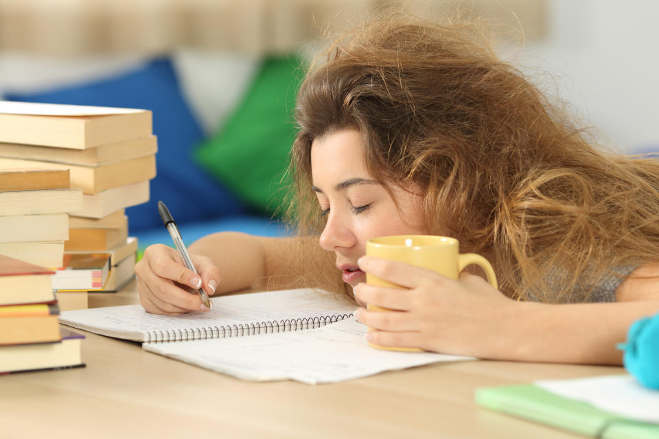 En casos severos, puede afectar negativamente las actividades sociales, la escuela, el trabajo y la salud y el bienestar en general. Una persona con narcolepsia puede quedarse dormida en cualquier momento, por ejemplo, mientras habla o conduce. (Foto: Getty)