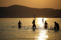 <p>Menschen genießen in der Stadt Izmir in der westlichen Türkei den Sonnenuntergang und das Meer. (Bild: AP Photo/Emre Tazegul) </p>