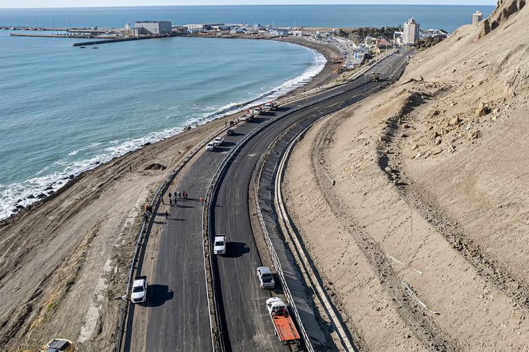 La semana pasada empezaron los trabajas de pavimentación de la ruta 3, previos a la rehabilitación hoy del tránsito, entre el cerro Chenque y el mar