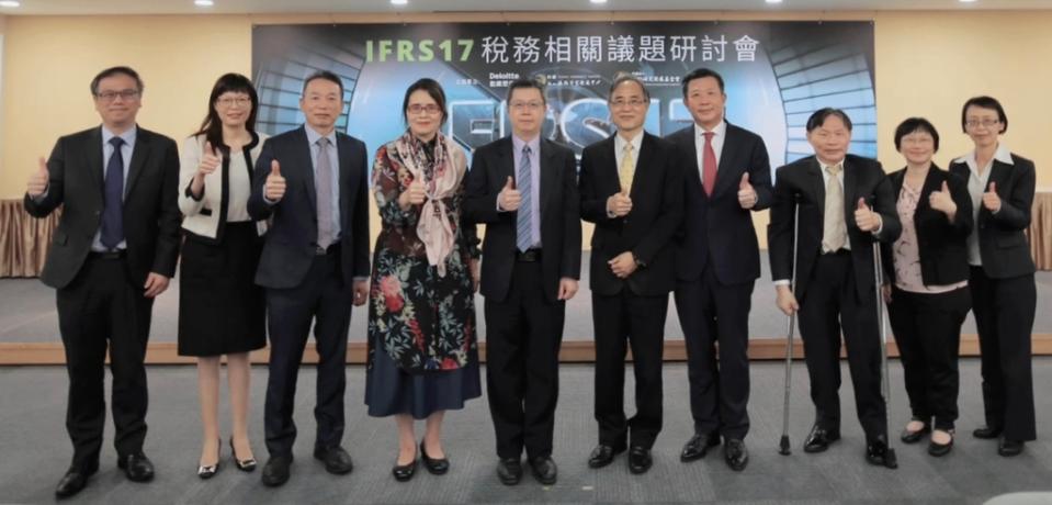 「IFRS 17稅務相關議題研討會」綜合座談，由會計研究發展基金會王怡心董事長主持，財政部賦稅署宋秀玲署長、政治大學會計學系陳明進教授、保險事業發展中心簡仲明董事長、勤業眾信聯合會計師事務所林旺生保險產業負責人、勤業眾信聯合會計師事務所陳惠明會計師與談。(會計研究發展基金會提供)