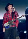 Mit satten 90 Millionen sichert sich der amerikanische Country-Sänger Garth Brooks den 6. Platz. Laut "Forbes" werden die Einnahmen übrigens bei allen Stars vor Abzug von Steuern und Managementkosten festgehalten. Dennoch bleibt da sicher ein großer Batzen für den Musiker übrig.