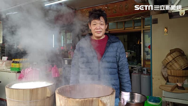 周國良表示，大陳年糕、鬆糕、臘肉、魚乾等，都是大陳島先人智慧所製作的美食。（圖／記者陳韋帆攝影）