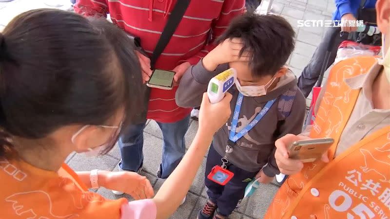 即使人潮眾多動物園也不忘做好防疫，除登記實名制也替遊客量額溫。