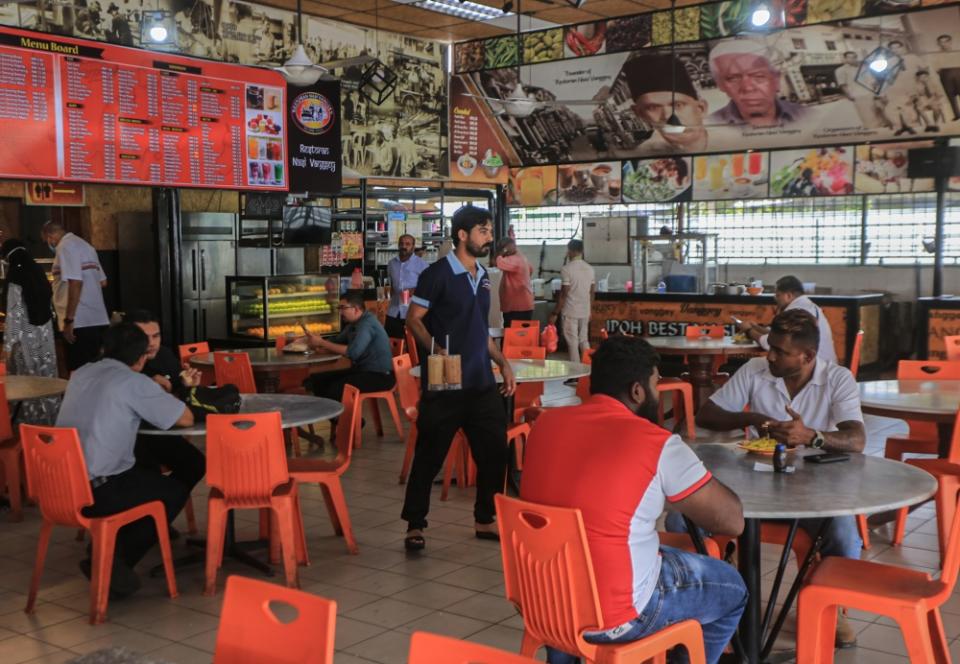 People are seen eating at a mamak shop in Ipoh August 15, 2022. ― Picture by Farhan Najib