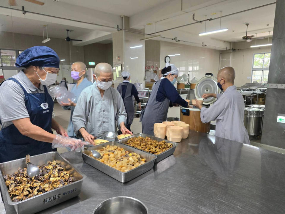 0403花蓮地震發生後，慈濟靜思精舍立即啟動關懷機制，精舍師父立即投入人力製作熱食便當提供救援人員及災民使用。